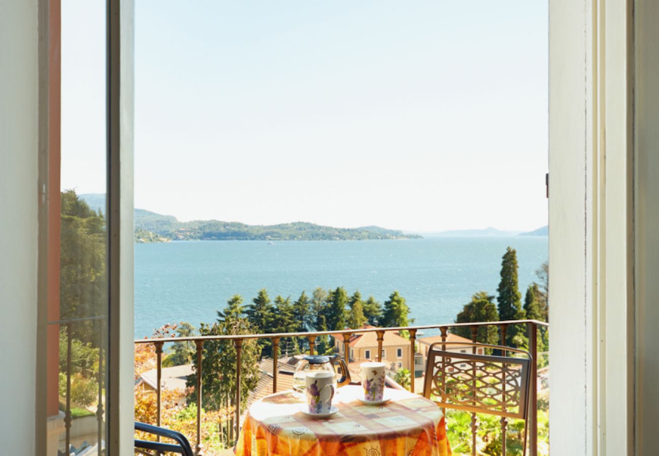 Ferienwohnung in Verbania - Azalea apartment with terrace and lake view