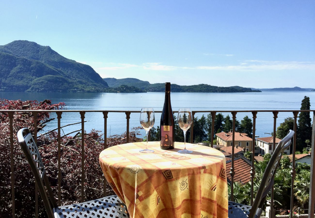 Ferienwohnung in Verbania - Azalea apartment with terrace and lake view