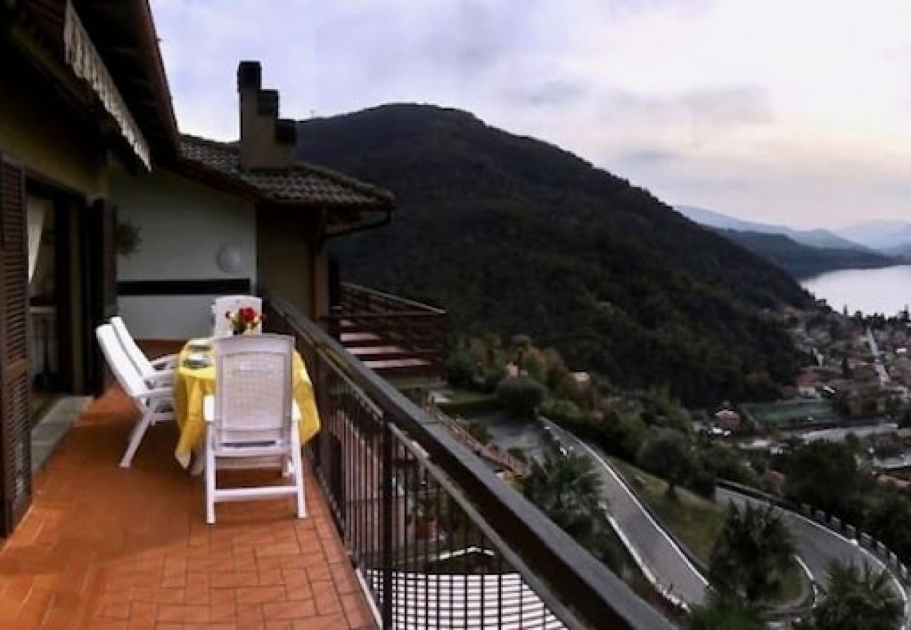 Ferienwohnung in Maccagno con Pino e Veddasca - Pandora 1 lake view apt. in residence with pool