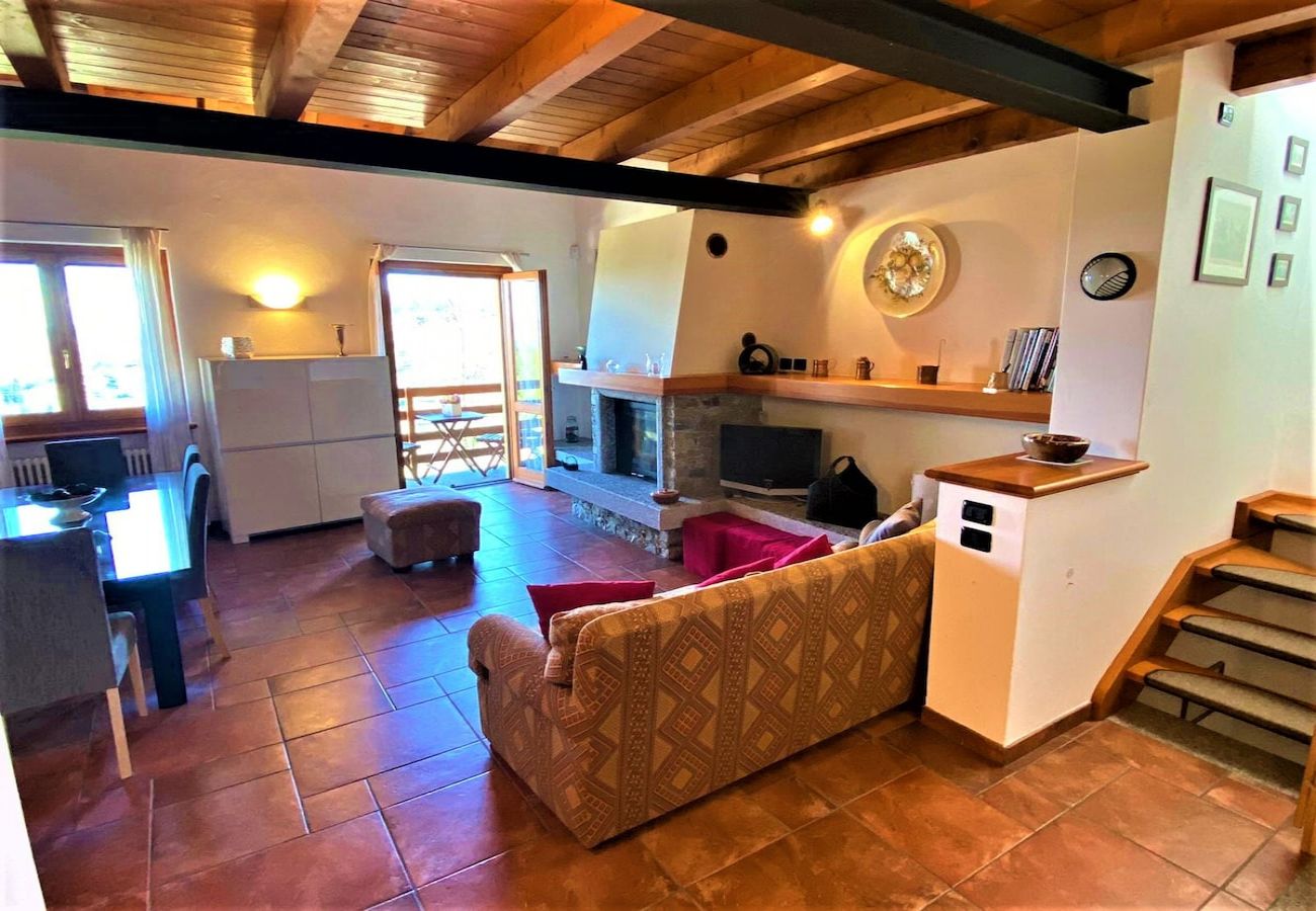 House in Pisano - Chalet Dania with garden, pool and view of the lak