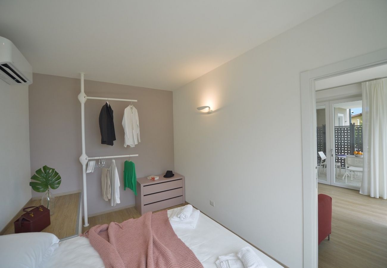 Apartment in Baveno - The View - Garden: design apartment with porch lak