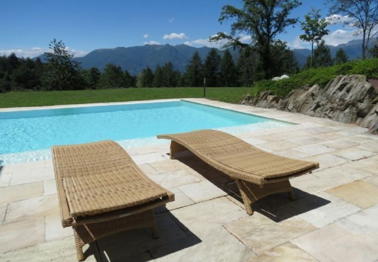 Villa in Luino - Villa Violetta in Luino with pool and garden