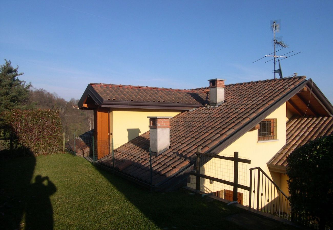 Maison à Pisano - Chalet Dania with garden, pool and view of the lak